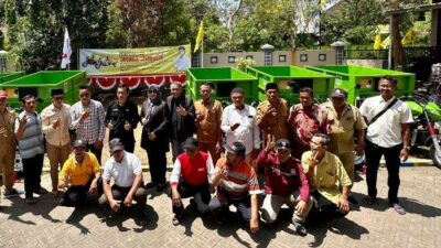 Wujudkan Pasuruan Merdeka Sampah, Fraksi Golkar DPRD Bagikan Kendaraan Roda Tiga Ke Masyarakat