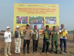 Dikepung Kabut Asap, Sahbirin Noor Pimpin Pembasahan Lahan di Kawasan Bandara Syamsudin Noor