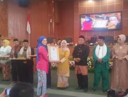 Juanah Sarmili Raih Penghargaan Dewan Paling Rajin Hadir Dari BKD DPRD Kota Depok