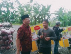 Gubernur Rohidin Mersyah Beri Bantuan Gerobak Untuk 8 Pedagang Sayur Keliling di Bengkulu