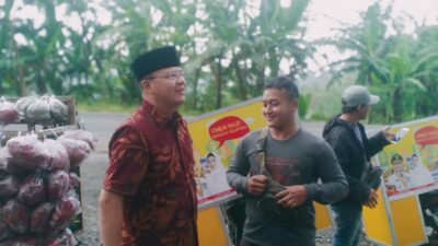 Gubernur Rohidin Mersyah Beri Bantuan Gerobak Untuk 8 Pedagang Sayur Keliling di Bengkulu