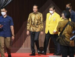 Kelakar Presiden Jokowi Soal Latar Kuning Airlangga Hartarto di Acara Sewindu PSN