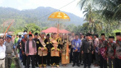 Gubri Syamsuar dan Istri Diberi Gelar Adat Kaum Caniago