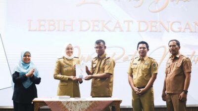 Akhiri Masa Jabatan Dengan Manis, Anne Ratna Mustika Launching Buku ‘Mengenal Lebih Dekat Dengan Ambu’