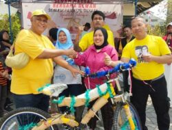 Rayakan HUT Ke-78 RI, Gandung Pardiman Gelar Senam Massal Berhadiah Sepeda di Dusun Pedak
