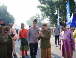 Parade Budaya Nusantara, Gubri Syamsuar Kenakan Baju ‘Surjan’ Adat Jawa