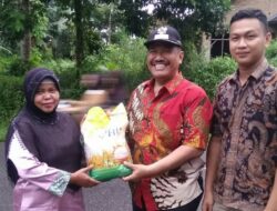Mardison Mahyuddin Serahkan 1 Ton Beras Untuk Warga Korban Banjir di Sampan