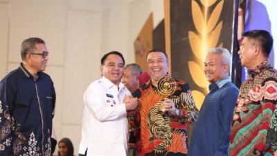 Aksan Jaya Putra Raih Penghargaan Legislator Berdedikasi Sultra Awards Kendari Pos 2023