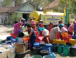 Ketua Golkar Bojonegoro, Mitro’atin Kembali Salurkan Bantuan Air Bersih Untuk Warga Terdampak Kekeringan