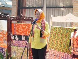 Intip Gaya Cantik Airin Rachmi Diany Membatik di Kampung Budaya Kemuning, Tangerang