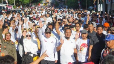 Gelar Jalan Sehat Anti Mager, Erna Rasyid Taufan Berikan Hadiah Umrah Gratis