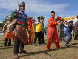 Sambut HUT Ke-66 Riau, Gubri Syamsuar Buka Perlombaan Tradisional Layang-Layang