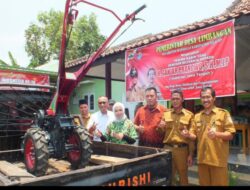 Teti Rohatiningsih Beri Bantuan Alsintan Hand Traktor Untuk Dua Kelompok Tani di Wanareja