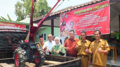 Teti Rohatiningsih Beri Bantuan Alsintan Hand Traktor Untuk Dua Kelompok Tani di Wanareja