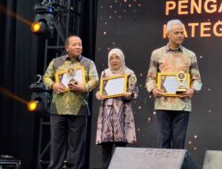 Arinal Djunaidi Dianugerahi KUR Award Oleh Menko Perekonomian Airlangga Hartarto