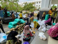 Beli Hasil Panen Petani, Sahbirin Noor Bagikan Terong dan Labu Secara Gratis Kepada Masyarakat