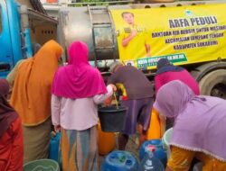 Caleg Partai Golkar DPR RI Dapil IV Jabar, Arfa Gunawan Bagikan 15.000 Liter Air Bersih di Padabeunghar Sukabumi