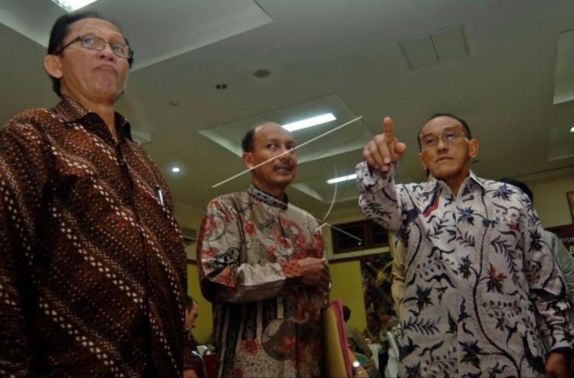 Aburizal Bakrie, Pelopor Hari Batik Nasional dan Pejuang Batik Sebagai Warisan Dunia