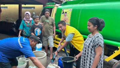 Achmad Taufan Soedirjo Salurkan Air Bersih Untuk Warga Karawang Terdampak Kekeringan Ekstrim