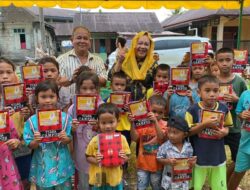 Fitri Tandjung Berikan Bantuan Teratak dan Buku Tulis Untuk Warga Lorong II Sipange, Tapteng