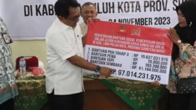 John Kenedy Azis Sampaikan Bansos Rp. 97 Miliar Untuk Masyarakat Limapuluh Kota