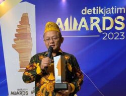 Sarmuji Raih Penghargaan Tokoh Peduli Sosial dan Ekonomi Kerakyatan Dari DetikJatim Awards 2024