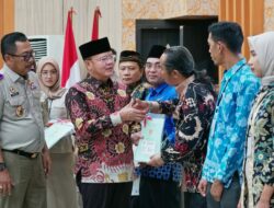 Bagikan 200 Sertifikat PTSL, Rohidin Mersyah: Program Riil Dirasakan Masyarakat