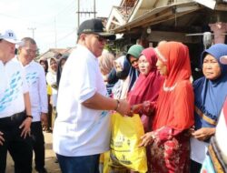 Arinal Djunaidi Serahkan Bantuan Sosial Untuk Warga Desa Margasari, Lampung Timur
