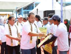 Hari Ikan Nasional, Arinal Djunaidi Makan Ikan Bersama Masyarakat di Labuhan Maringgai