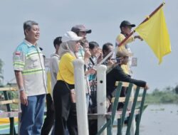 Dukung Program Sungai Martapura Asri, Sahbirin Noor Serahkan Bantuan Perahu Sampah