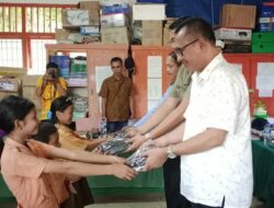 Banyak Sepatu Siswa di Nias Rusak, Wabup Era Era Hia Langsung Bagikan Sepatu Gratis