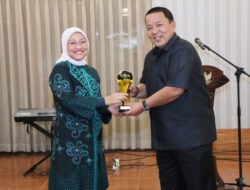 Arinal Djunaidi Terima Penghargaan Indonesian Migrant Worker Award 2023 Dari Kemnaker RI