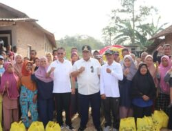 Arinal Djunaidi Serahkan Bantuan Sosial Untuk Warga Pekon Blitarejo, Kabupaten Pringsewu