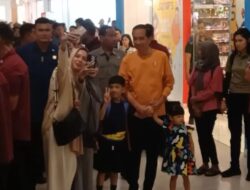 Usai Dasi Kuning, Jokowi Kini Kenakan Kaos Kuning Saat Ajak Cucu Jalan-Jalan Ke Mall, Kode Merapat Ke Golkar?