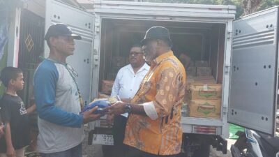 Abisai Rollo Serahkan Bantuan Untuk Masyarakat Korban Kebakaran di Jayapura