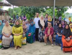 Idah Syahidah Salurkan Program Aspirasi Bansos Beras Kemensos RI di Kelurahan Tenilo