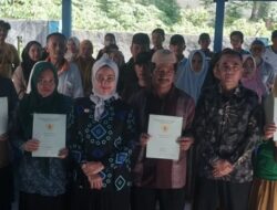 Indah Putri Indriani Bagikan 500 Sertifikat Tanah Ke Warga Desa Bakka, Lutra