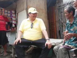 Airlangga Hartarto Blusukan Ke Pemukiman Padat di Cengkareng, Pastikan Warga Miskin Dapat Bansos