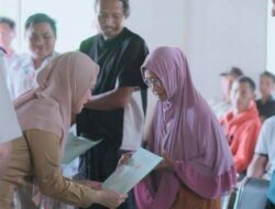 Indah Putri Indriani Berikan 360 Sertifikat Tanah Untuk Warga Desa Minanga Tallu