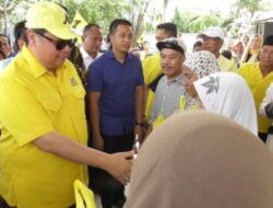Airlangga Hartarto Tebar 4.000 Paket Sembako Untuk Warga Kota Palembang