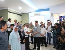 Airlangga Hartarto Salurkan Bantuan Beras Pemerintah Untuk Warga Batununggal, Kota Bandung