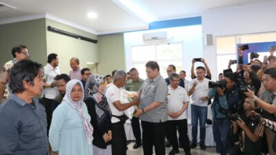 Airlangga Hartarto Salurkan Bantuan Beras Pemerintah Untuk Warga Batununggal, Kota Bandung