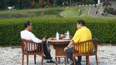 Presiden Jokowi Olahraga dan Sarapan Bersama Ketum Airlangga Hartarto di Kebun Raya Bogor