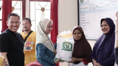 Indah Putri Indriani Serahkan Bantuan Beras Untuk Ratusan Warga Desa Torpedo Jaya, Lutra