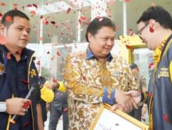 AMPI Beri Airlangga Hartarto Piagam Penghargaan Atas Prestasi Tingkatkan Suara Partai Golkar di Pemilu 2024