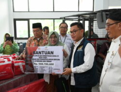 Ace Hasan Pimpin Komisi VIII DPR RI Salurkan Bantuan Sosial di Surakarta