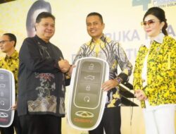 Juara 1 Lomba Pemasangan Bendera, Musa Rajekshah Terima Hadiah Mobil Listrik Dari DPP Partai Golkar