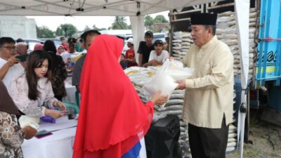 Safari Ramadhan di Pringsewu, Arinal Djunaidi Bagikan Bantuan Sembako dan Kursi Roda