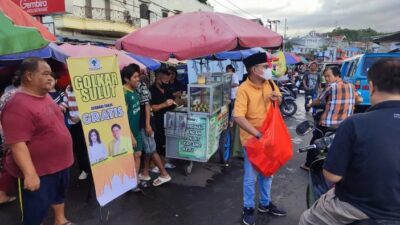 Partai Golkar Sulut Bagikan Takjil Gratis Untuk Warga Muslim di Pasar Karombasan, Manado