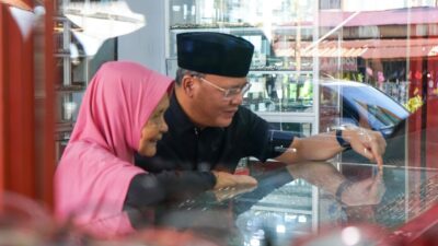 Jelang Lebaran, Rohidin Mersyah Berbagi Kehangatan Dengan Sang Ibunda di Pasar Lokal